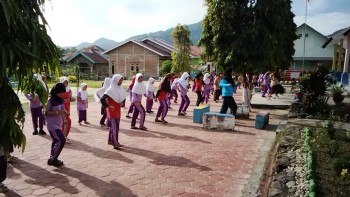 kegiatan senam bersama di hari jumat